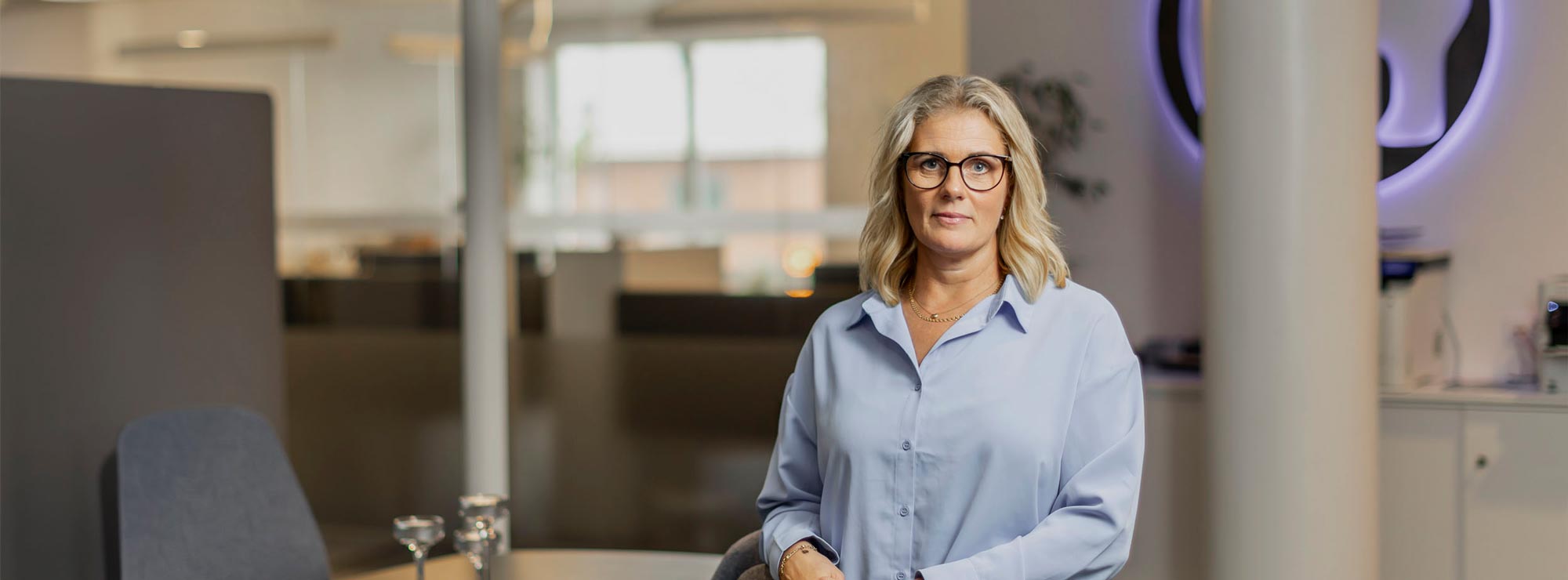 Anställd på Loxodonta kollar in i kameran