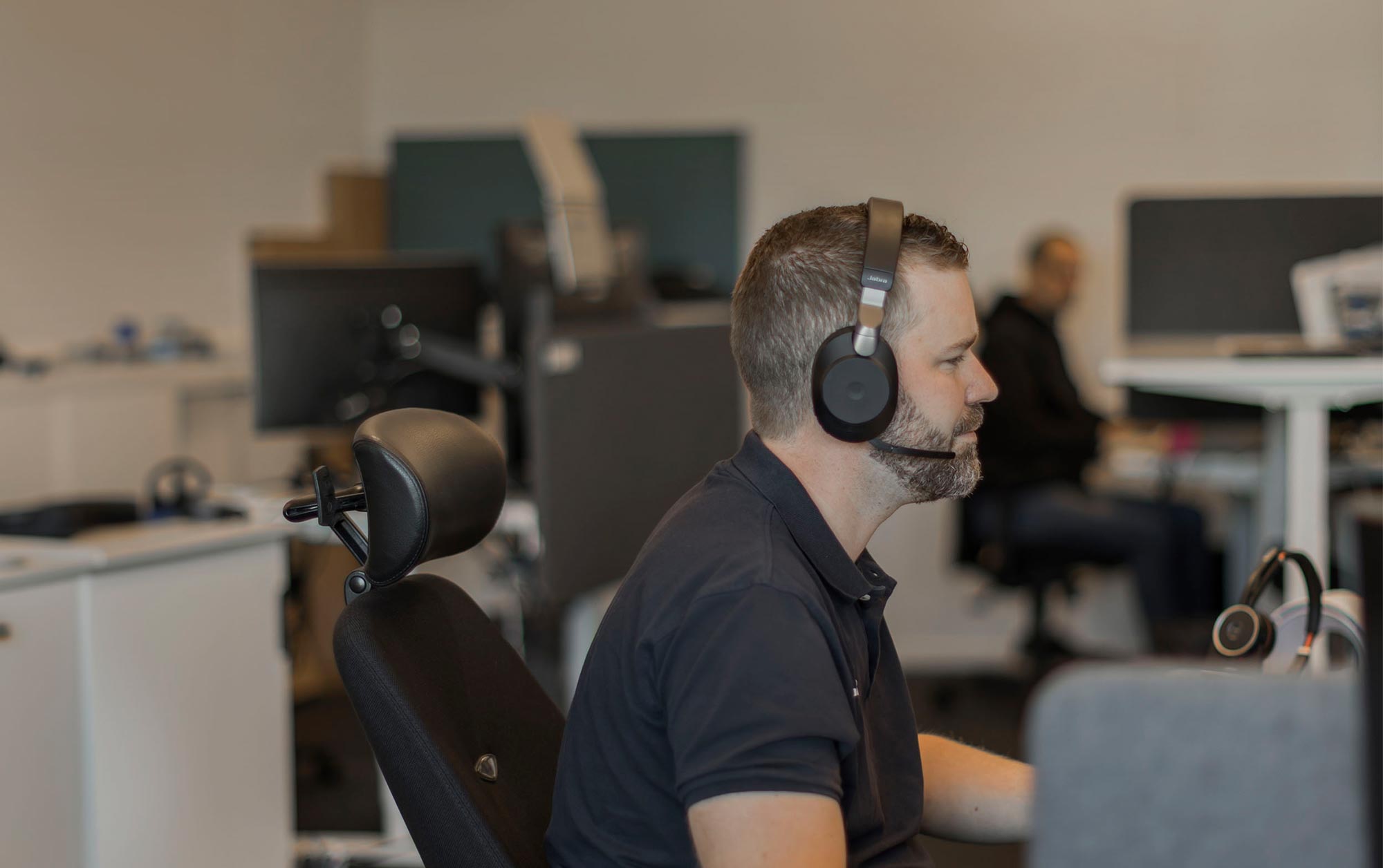 Anställd arbetar med hörlurar på sig