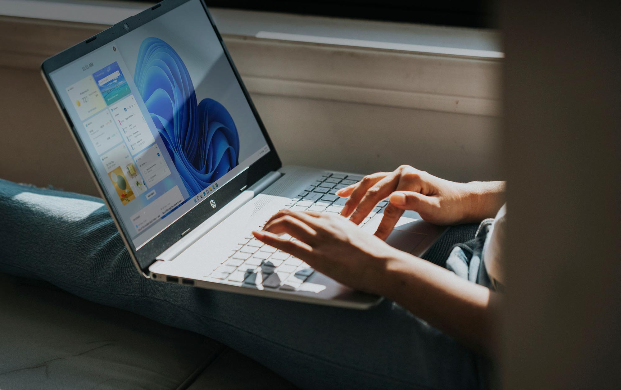 Människa ävender en laptop i knät