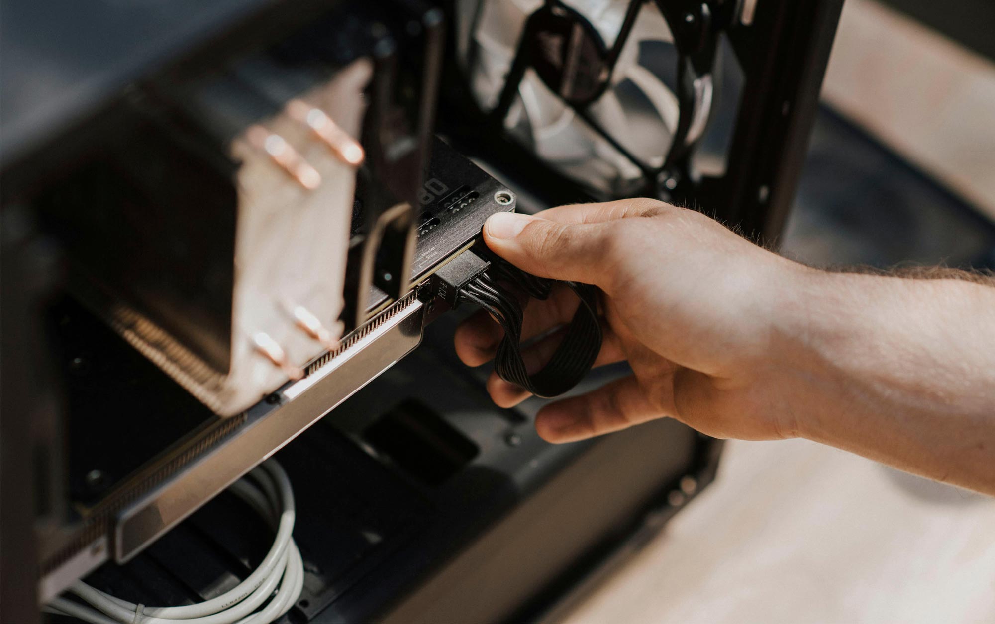 En person stoppar i en sladd i en enhet