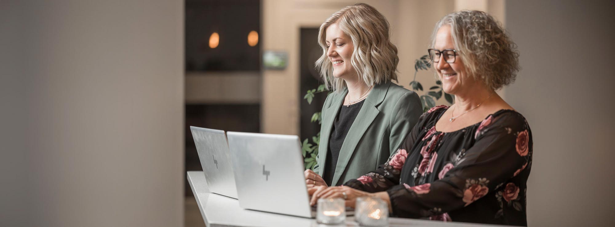 Två anställda arbetar på sina datorer