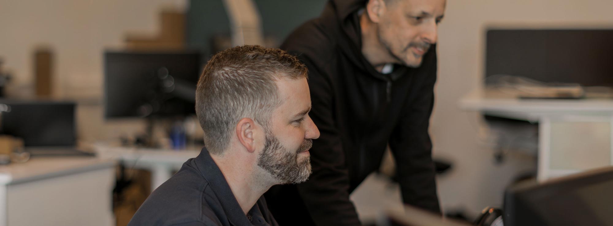 Två kollegor vid en dator