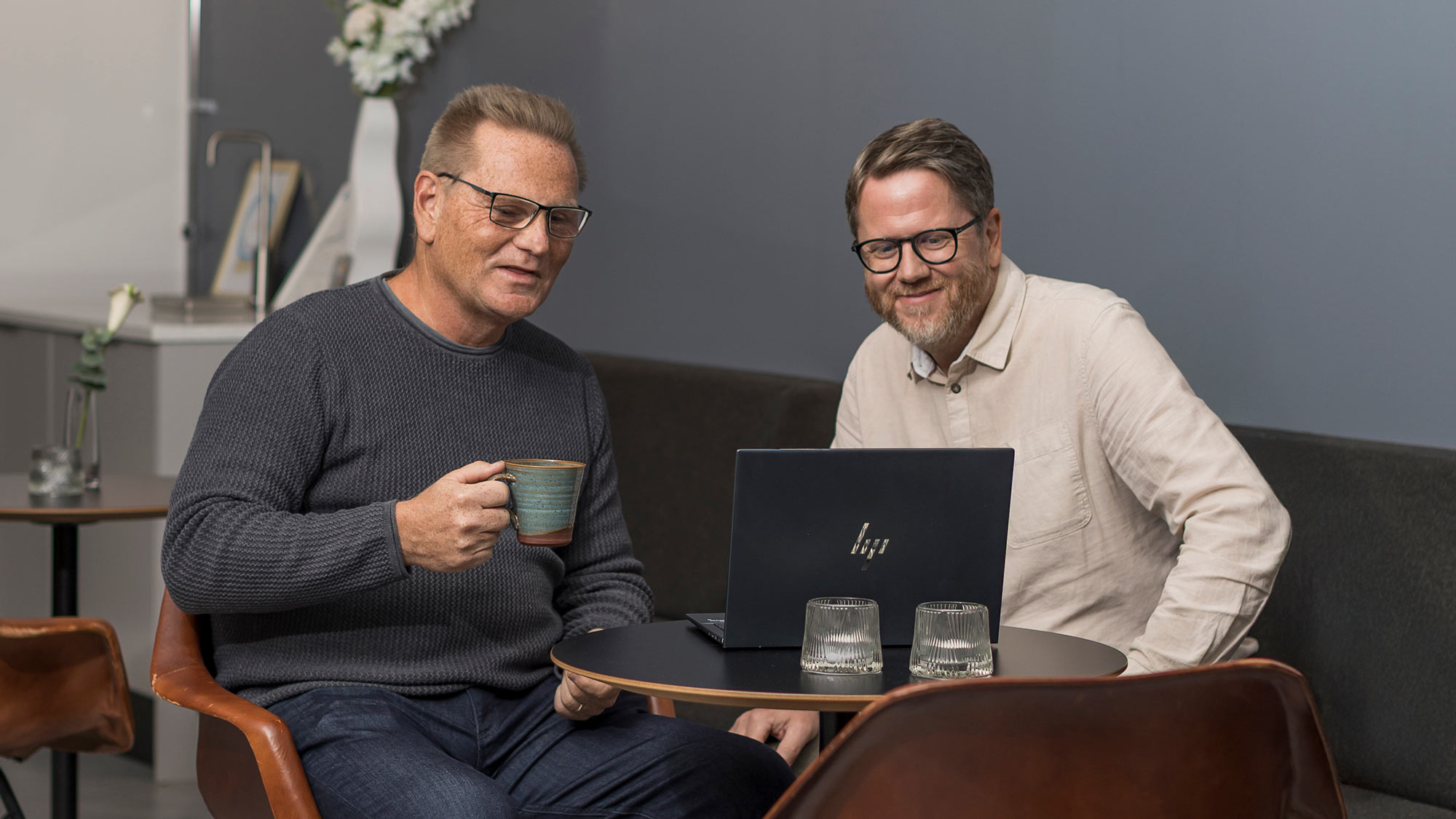 Två kollegor på arbetsplatsen