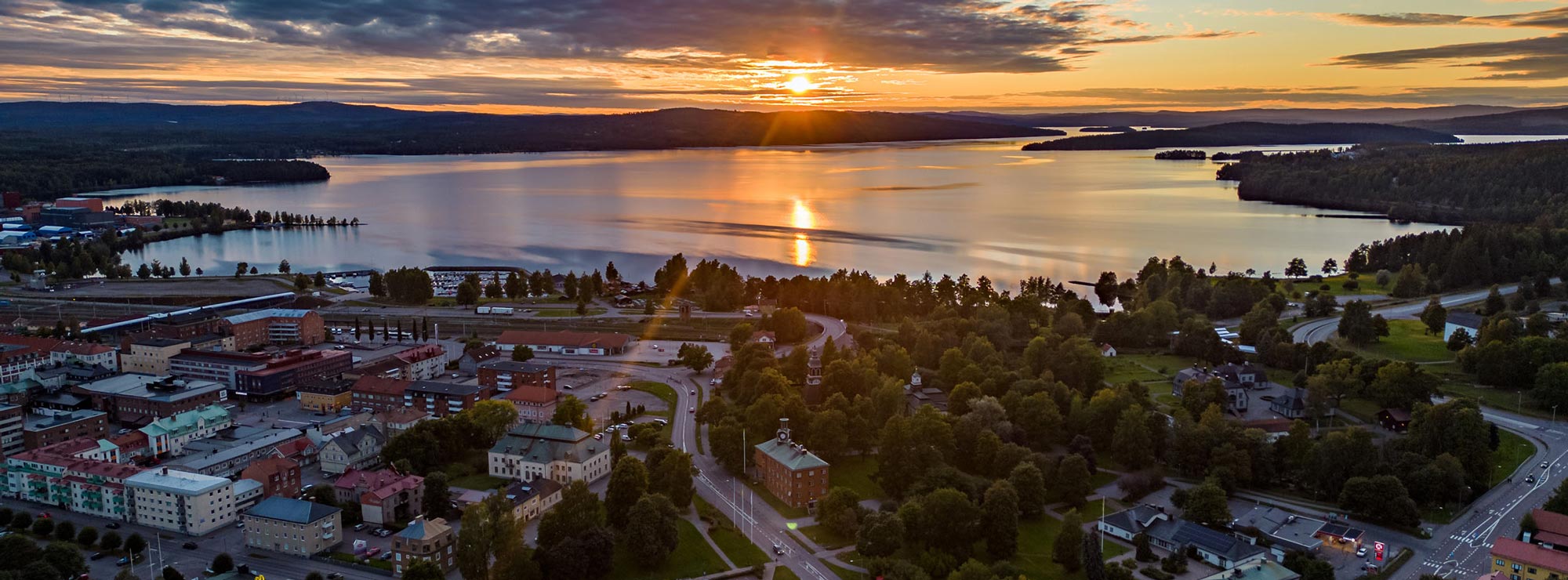 Solnedgång över stad