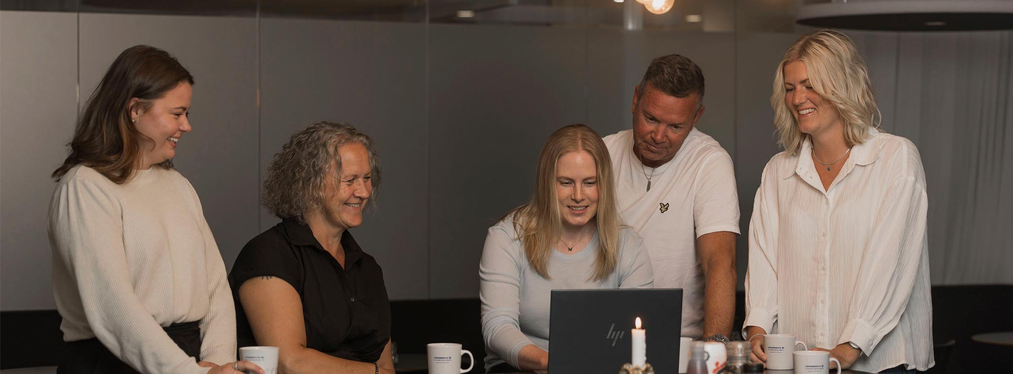 Anställda samlade och tittar i en dator