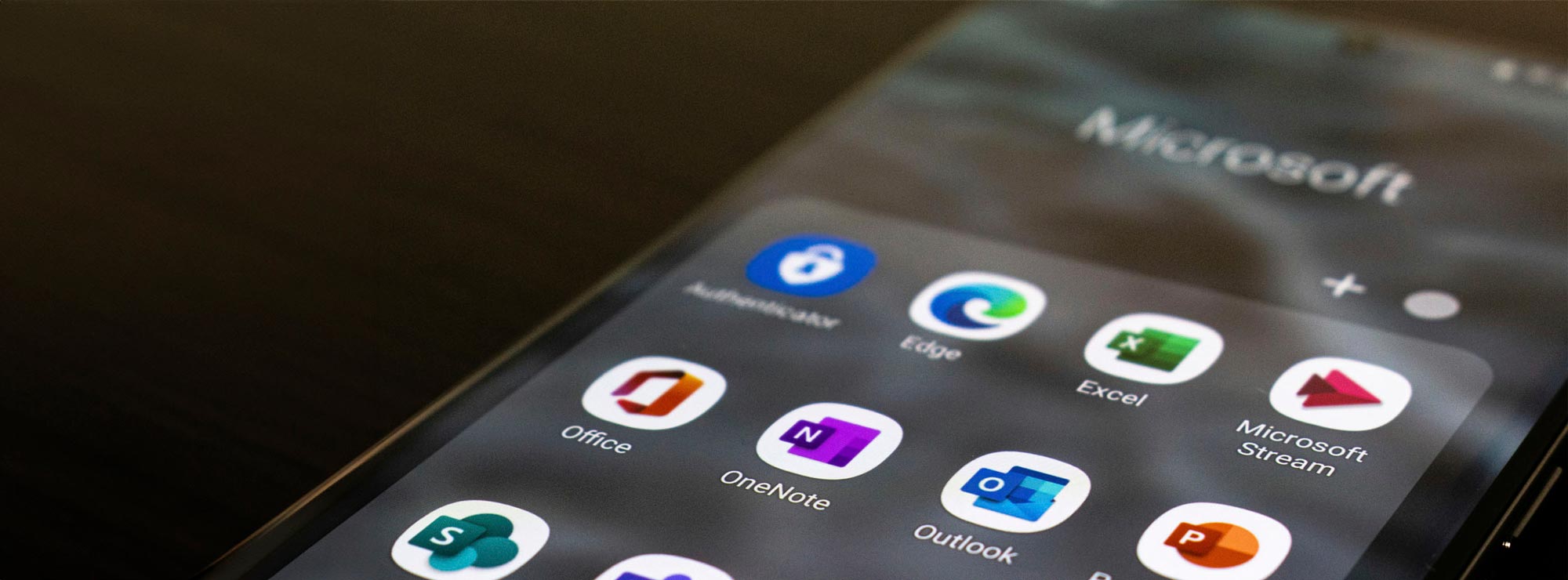 Telefon med flera olika appar på skärmen