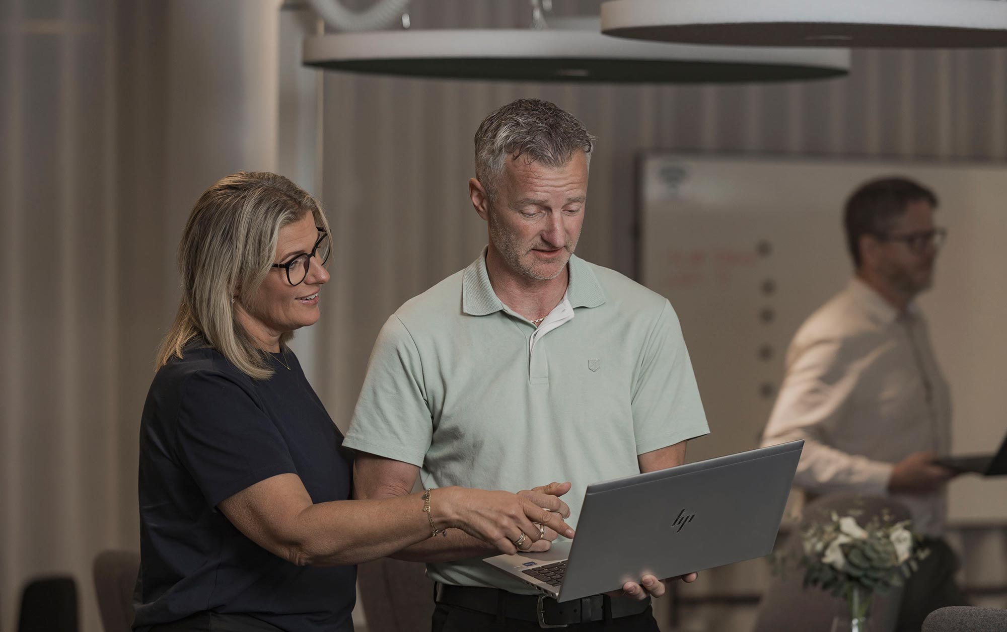 Två anställda tittar i dator